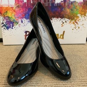 Black Patent faux-Leather Pumps